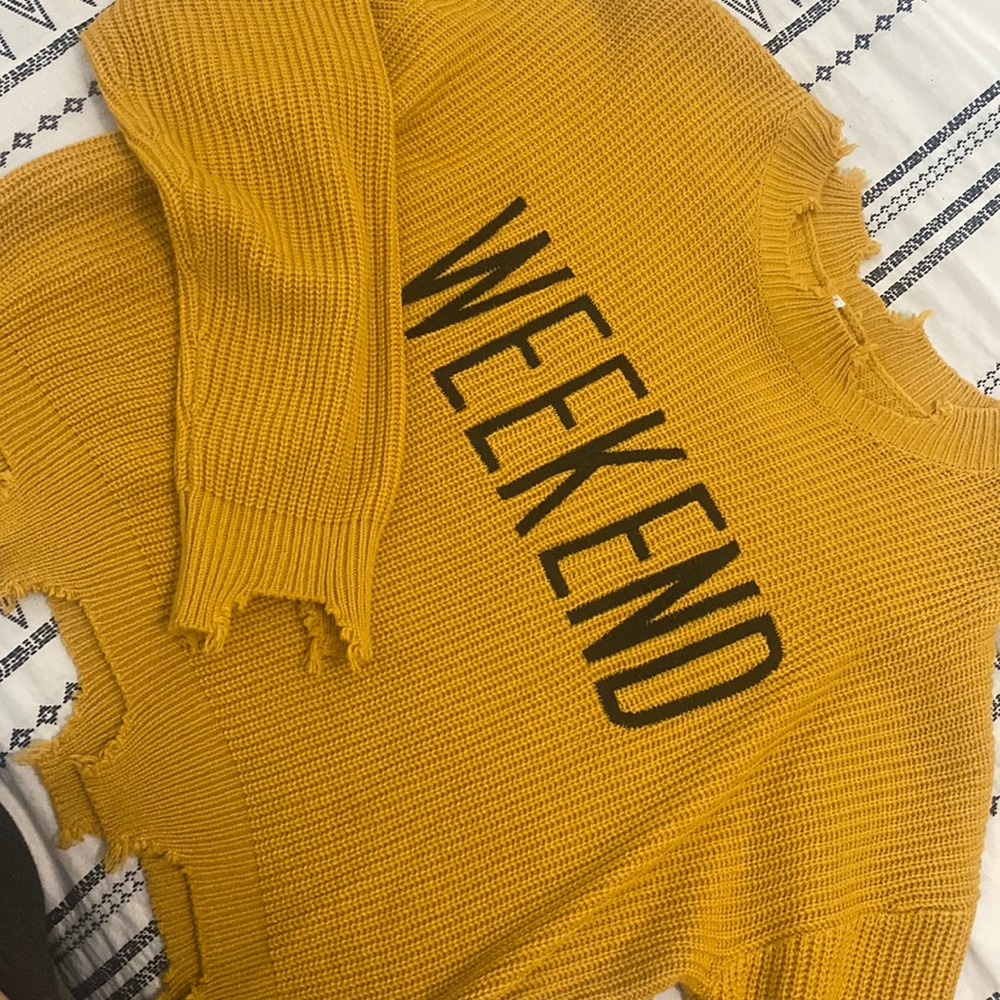 Cute gold weekend sweater, size Lg, only worn once